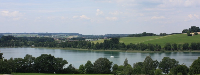 Blick von Lochen auf den Mattsee. Auf der östlichen Seeseite ist es deutlich ruhiger, als gegenüber am Ort Mattsee.