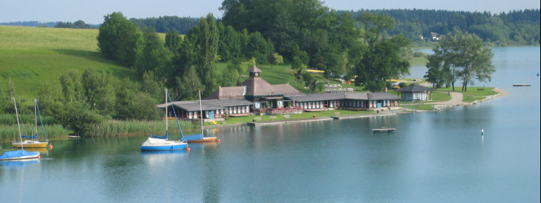 Am Mattsee kommen neben Schwimmern auch Wassersportfans auf ihre Kosten.