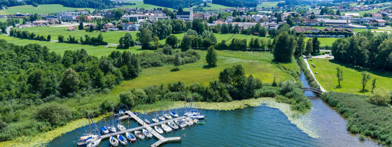 Ein Segelclub samt Schiffsanlegestelle befindet sich in Staffl bei Obertrum.
