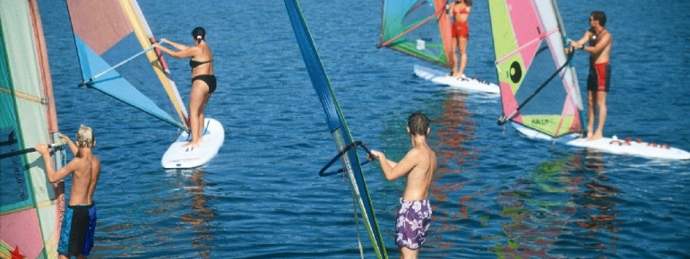 Erste Versuche beim Windsurfen