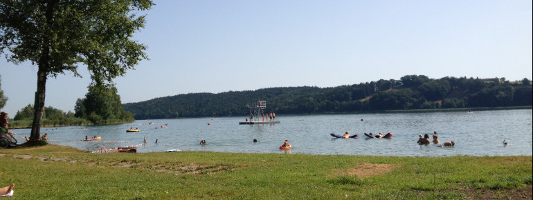 Flach abfallend ist das Seeufer am Strandbad in Taching.
