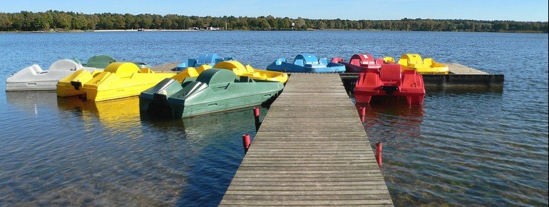 Die bunten Tretboote kannst du dir ausleihen und damit den See erkunden