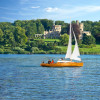 Mit dem Segelboot kannst du über den Tiefen See schippern und kommst dabei am Rande auch am Großen und Kleinen Schloss Babelsberg vorbei.