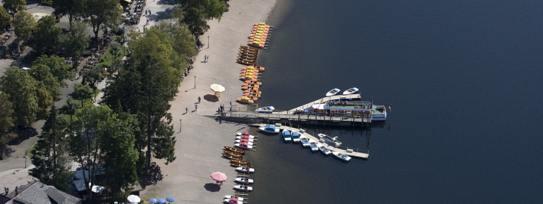 Blick auf die Seeuferpromenade.