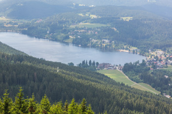 Der Titisee liegt eingebettet in den Hochschwarzwald.