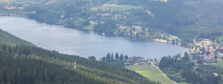 Der Titisee liegt eingebettet in den Hochschwarzwald.