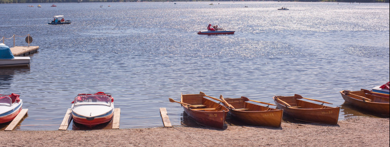 An Verleihstationen kann man sich günstig verschiedene Boote mieten.