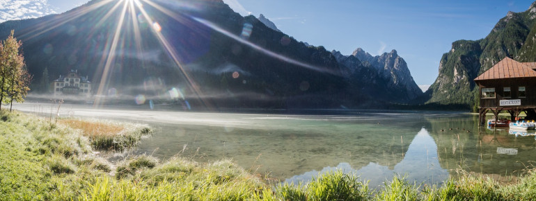Der Toblacher See liegt umgebend von zwei Naturparks auf 1.259 Meter Seehöhe.