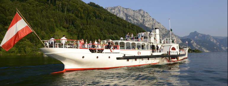 Auch eine Schiffahrt kannst du am See unternehmen.