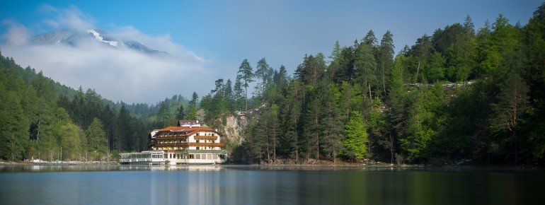 Zwischen Wäldern und Bergen gelegen: der Tristacher See