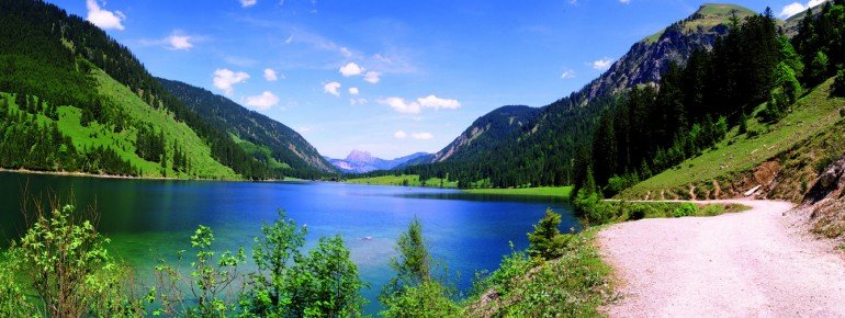 Bei einer Wanderung entlang des Vilsalpsees bietet sich ein grandioses Panorama