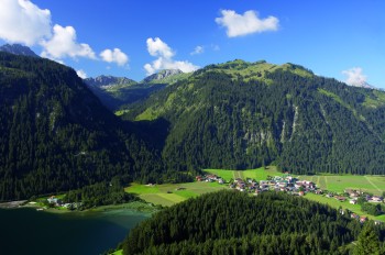 Der Vilsalpsee liegt idyllisch eingebettet im Tannheimer Tal.