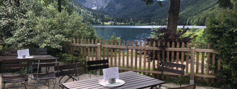 Direkt am See gibt es ein Café-Restaurant.