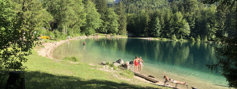 Rund um den See findest du Naturbadestrände.