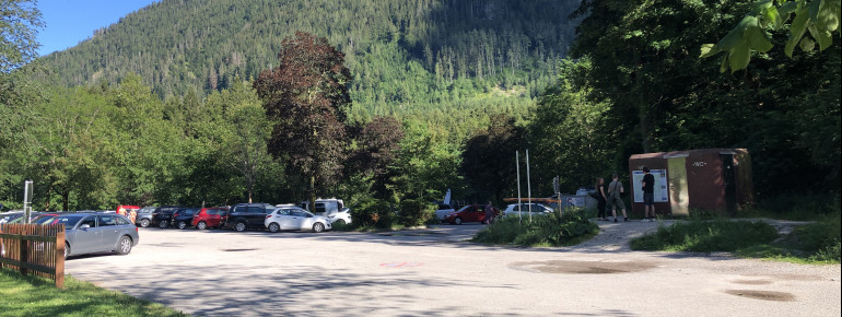 Die Parkplätze am See sind kostenlos.