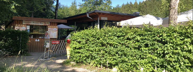 Neben dem Café gibt es auch ein Kiosk.