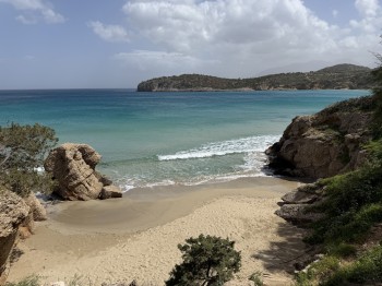 Blick vom Parkplatz auf den Voulisma Beach in Ostkreta.