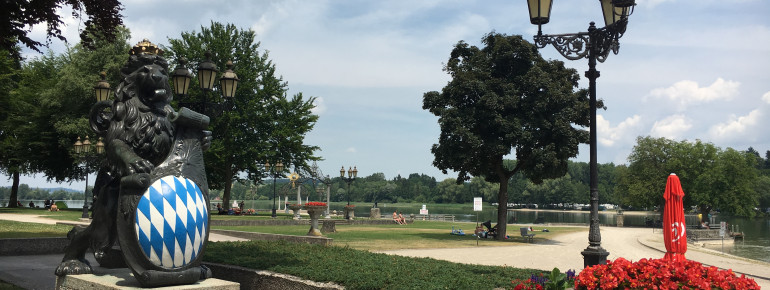 Der Eingang zum mondänen Strandbad am Strandkurhaus in Waging.
