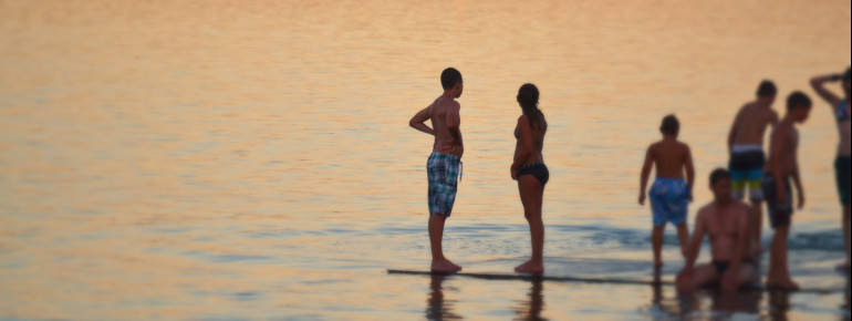 Bade-Idylle kurz vor Sonnenuntergang am Waginger See.