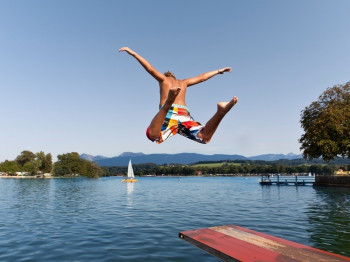 An Oberbayerns wärmstem See kann man beherzt den Sprung ins Wasser wagen.