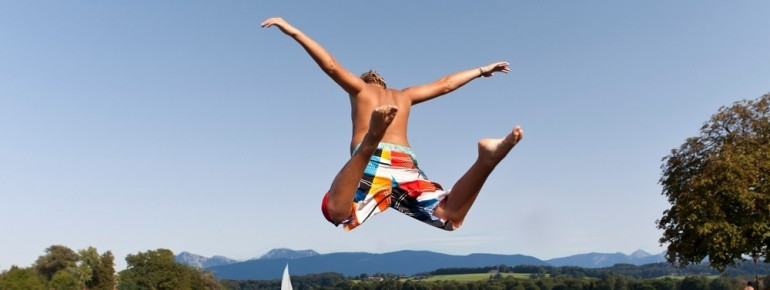 An Oberbayerns wärmstem See kann man beherzt den Sprung ins Wasser wagen.