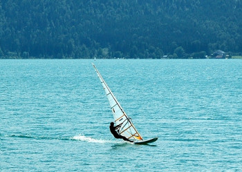 Windsurfer am Westufer des Walchensees