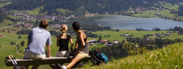 Wandertouren rund um den Ort bieten eine tolle Sicht auf den See