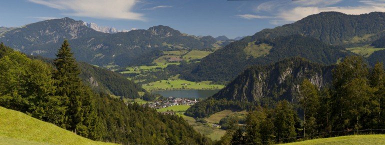 Der Walchsee wird vom Kaisergebirge und den Chiemgauer Alpen eingerahmt