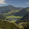 Der Walchsee wird vom Kaisergebirge und den Chiemgauer Alpen eingerahmt