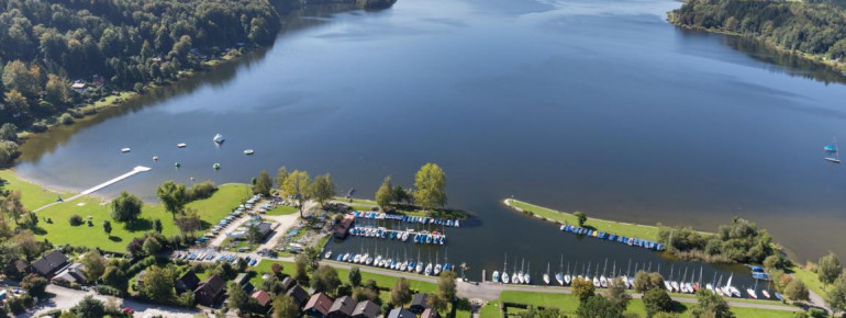 Blick von Neumarkt auf den 600 Hektar großen Wallersee.