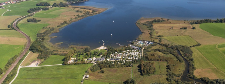Blick auf das Strandbad Seekirchen am Westufer des Wallersees mit angrenzendem Campingplatz.