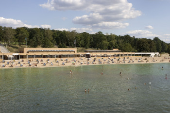 Der ein Kilometer lange Sandstrand am Strandbad Wannsee lädt zum entspannen ein.