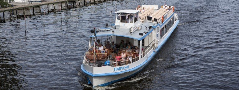 Wer nicht selbst rudern möchte genießt den Ausblick bei einer Schifffahrt auf dem Motorboot.