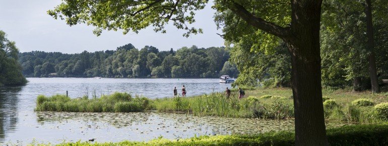 Wer dem Trubel des Sandstrandes ein bisschen entgehen möchte kann es sich zum Beispiel im Glienicker Park gemütlich machen.