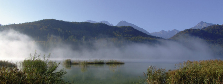 Der Weißensee ist umgeben von einer idyllischen Bergwelt.