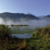 Der Weißensee ist umgeben von einer idyllischen Bergwelt.