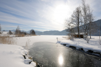Auch im Winter lädt der See zu einem Spaziergang ein.