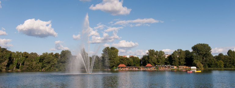 Der Weissensee im Berliner Bezirk Pankow hat auch eine große Wasserfontäne zu bieten, die du am besten von der Terrasse des Strandbades beobachten kannst.