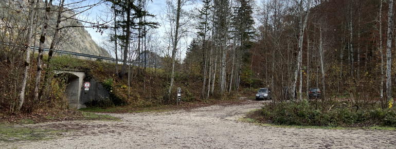 Entlang der B305 gibt es mehrere Parkplätze.