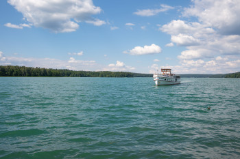 Am See werden fahrplanmäßigen Rundfahrten mit Fahrgastschiffen angeboten.