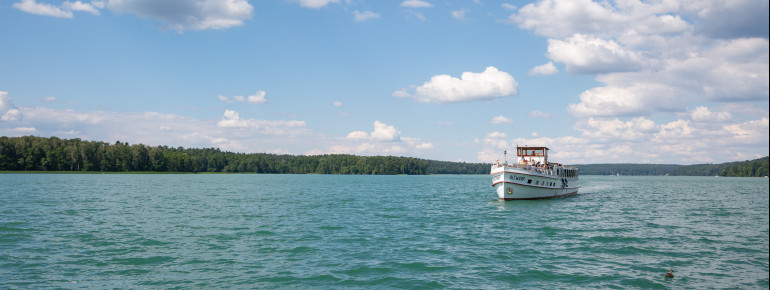Am See werden fahrplanmäßigen Rundfahrten mit Fahrgastschiffen angeboten.