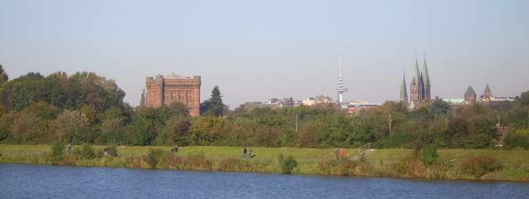 Der Werdersee liegt zentral in der Innenstadt Bremens.