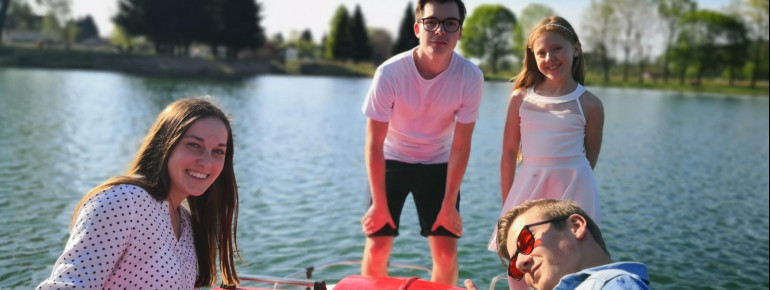 Tretboote und Stand Up Paddel können ausgeliehen werden.