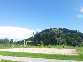 Am See gibt es ein Beachvolleyball-Feld
