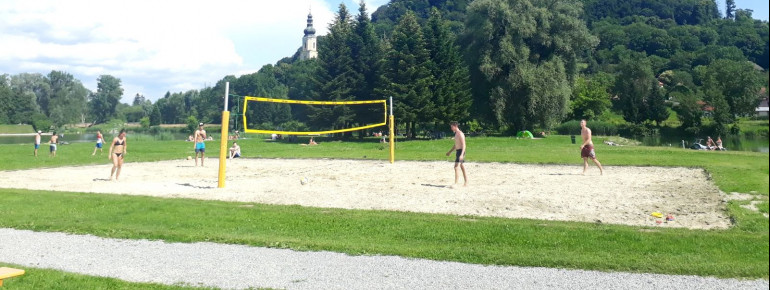 Am See gibt es ein Beachvolleyball-Feld