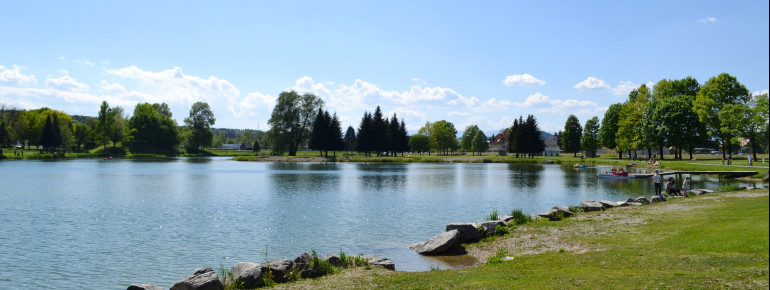 Große Wiesenflächen laden zum Sonnenbaden und Entspannen ein.