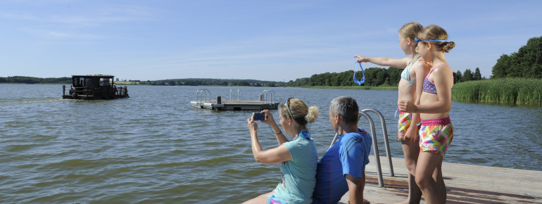 Wer Lust hat, kann den Bootsverleih nutzen und auf den See hinausfahren.