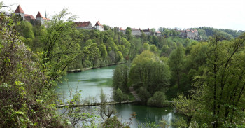 Mit Blick auf die Burghauser Burg kannst du im Wöhrsee baden und schwimmen gehen.