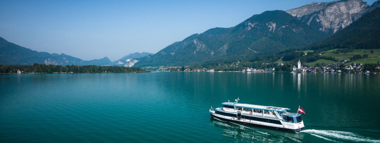 Eine Schifffahrt verbindet die Orte rund um den Wolfgangsee.