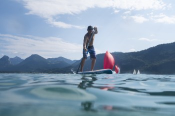 Beliebter Sport auf dem Wolfgangsee: Stand-up-Paddling.